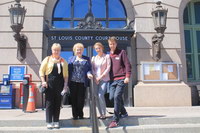 у здания суда в г. Дулуте